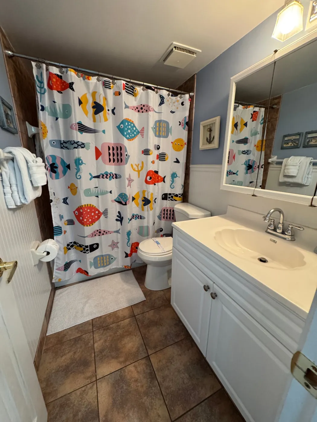 Guest bathroom with folded towels after a detailed cleaning